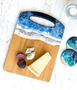 Elegante tabla de cortar de resina ideal para entretener a los invitados y presentar aperitivos o charcutería con elegancia - Product Image 2