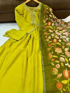 ชุดคุर्ตาผ้าวิสโคสสีเขียวหรูหรา พร้อมงานปักประณีตและผ้าคลุมไหล่แฟนซีสำหรับผู้หญิง ลายนูน AG EXPORT - Product Image 5