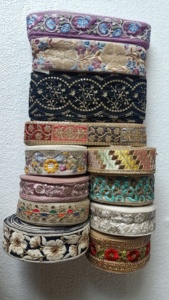 Rubans et lacets brodés à la machine de différents modèles et couleurs pour robes de mariée, fabriqués sur mesure et assortis - Product Image 2