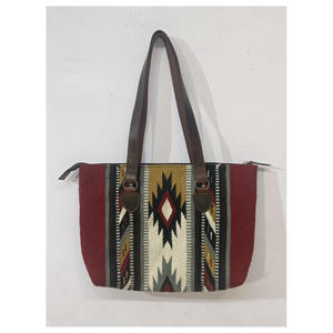 Bolso de Diseño Marrón para Mujer con Correas de Cuero, Cierre de Botón Espacioso y Múltiples Bolsillos, Fabricado en India, Gran Venta - Product Image 1