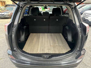 Voiture d'occasion de qualité abordable, Toyota RAV4 LE 2017, conduite à gauche - Product Image 5