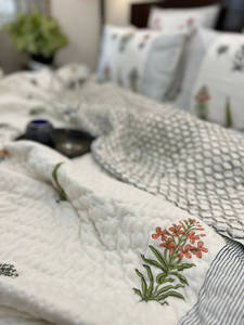 Rajasthani tradicional algodón relleno elegante Echoes mano bloque estampado Reversible cosido 90 X108 "tamaño edredones de cama de lujo - Product Image 5