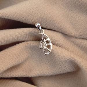 Collier pendentif solitaire léger en moissanite à une pierre avec chaîne Pendentifs et breloques minuscules - Product Image 5