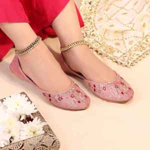 Chaussures Khussa traditionnelles pakistanaises de qualité supérieure, brodées à la main, or et rose, pour femmes, par AA IMPEX - Product Image 3