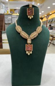 Ensemble de collier et boucles d'oreilles de haute qualité, exquis, artisanal, avec des détails en pierre d'émeraude Kundan, colliers tendance, colliers ras du cou - Product Image 4