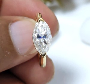 แหวนหมั้นและแต่งงานสไตล์วินเทจประดับเพชรโมอิสซาไนต์ทรงมาร์คีส์ 2 กะรัต ฝังแบบครึ่งขอบ ตัวเรือนทองคำแท้ 14K สีเหลือง สำหรับผู้หญิง เหมาะเป็นของขวัญ - Product Image 4