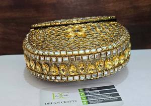 กระเป๋าคลัทช์ทรงรีทองเหลืองขนาดกลาง งานแฮนด์เมดประดับด้วยคันดัน งานศิลปะพื้นบ้านอินเดียสำหรับงานแต่งงาน งานฝีมือโมเสกแก้วแบบดั้งเดิม งานฝีมือฮวงจุ้ย - Product Image 4