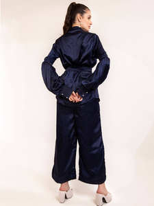 Ensemble coordonné en satin bleu nuit, tissé écologique, pour l'été et le printemps, style décontracté, avec manches découpées et pantalon à taille naturelle - Product Image 4