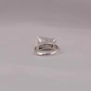 Bague d'accent en diamant de laboratoire de coupe rayonnante verte sertie de lunette 14KT or blanc massif précieuse bague de fiançailles en diamant - Product Image 5