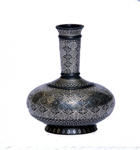 Jarrón alto de metal dorado con textura de malla blanca y detalle de borlas. Disponible a precios de mayoreo. - Product Image 4