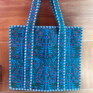 Bolso de compras acolchado con estampado de bloques a mano, diseño Floral multicolor, tela de algodón de invierno, dos correas de hombro, cremallera, venta al por mayor - Product Image 1
