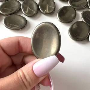 Pierre précieuse de pyrite dorée naturelle de qualité supérieure, forme ovale, pierre de préoccupation pour le pouce, polie, Feng Shui, méditation, énergie de guérison - Product Image 5