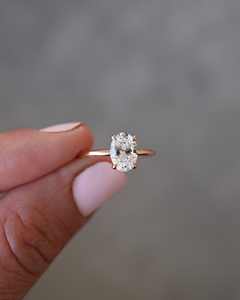 Anillo Solitario con Circonita Cúbica de Corte Ovalado de 6x8 mm, Chapado en Oro Rosa, Joyería de Compromiso y Boda para Mujer, Diseño Elegante y Minimalista, Venta al por Mayor de Fábrica - Product Image 1