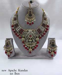 Collier ras du cou indien fantaisie traditionnel et à la mode couleur or Kundan perle boucles d'oreilles ensemble avec Mangtikka pour femmes et filles - Product Image 4