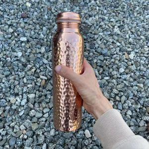 Bouteille d'eau en cuivre antique Cuivre pur Anti-fuite Fabriqué à la main Avantages pour la santé ayurvédique Écologique, Capacité durable de 1L - Product Image 1
