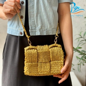 Lujoso bolso rectangular cruzado metálico con patrón tejido brillante - Product Image 4