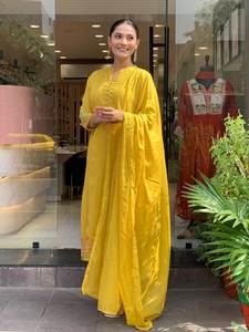 Elegante conjunto de traje de rayón con kurti bordado floral, pantalón a juego y dupatta en contraste, conjunto de tres piezas de ropa étnica cosida. - Product Image 4