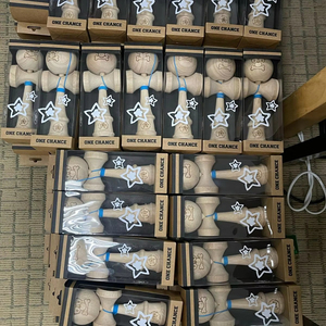 Juguete Kendama de madera de haya vietnamita natural barato hecho a mano para juegos de coordinación juguete Kendama de madera Ideal para compradores mayoristas - Product Image 1