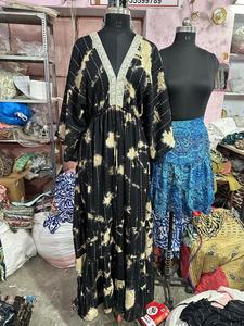 ชุดกิโมโนโบฮีเมียนสีดำ & มัดย้อมสีทองพร้อมกระโปรงลายขนนกสีฟ้าสำหรับเทศกาลฤดูร้อนและชุดลำลอง - Product Image 2