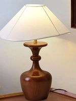 Lampe de table de qualité supérieure avec base en bois et abat-jour en tissu, idéale pour la décoration de table de chambre à coucher et d'hôtel