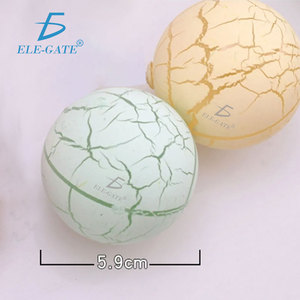 Set Moderno di 6 Globi di Neve Luminosi Natalizi in Plastica, Design in Diversi Colori - Product Image 3