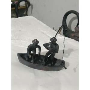 Objet décoratif en bronze, homme avec chien et hommes en bateau, accessoires décoratifs pour la maison - Product Image 4