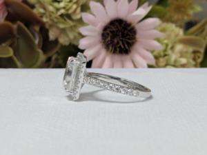 Anillo de Compromiso de Estilo Vintage para Ella, con Diamante Cultivado en Laboratorio de Corte Esmeralda de 3 Quilates, Estilo Halo, Joyería de Oro Blanco Sólido de 14k - Product Image 3