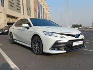 Berline hybride d'occasion 2024 LE GCC, sièges en cuir clair, régulateur de vitesse adaptatif, jantes R18, conduite à gauche, >8L, automatique, transmission intégrale, feux LED, toit panoramique - Product Image 3