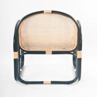 Fauteuil d'appoint en rotin noir, siège, dossier et accoudoirs en rotin tressé, fabriqué à la main par des artisans compétents, livré avec un coussin sur mesure en crème