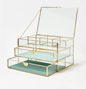 Boîte à bijoux en verre laiton élégante et pratique conçue pour ajouter une touche de luxe à votre décor tout en organisant les bijoux - Product Image 6