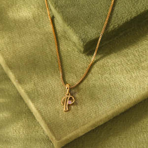 จี้รูปตัวอักษร P ประดับเพชรซิคอน ชุบทอง 24K รุ่น Polaris - Product Image 3