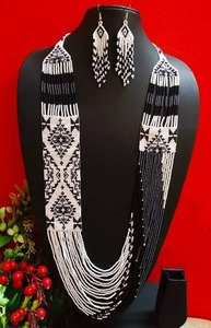 ชุดเครื่องประดับทำมือสไตล์โมเดิร์นจากลูกปัดแก้วสีรุ้ง Tribal Bliss ประกอบด้วยสร้อยคอและต่างหู - Product Image 2