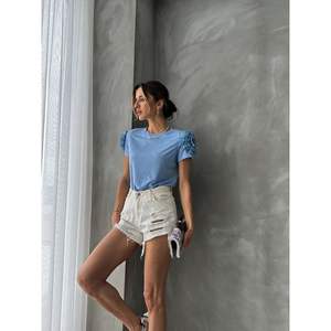 Camiseta de Mujer Topshow Azul con Diseño de Rosas en el Hombro, Disponible al por Mayor - Product Image 3