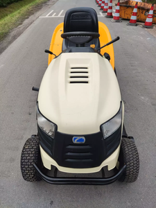 Tractor cortacésped Cub Cadet XT2LX42 con plataforma de 42 pulgadas, motor potente, ideal para cortar césped en jardines grandes y céspedes residenciales. - Product Image 3