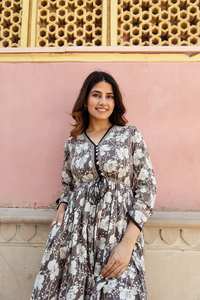 Vestido Midi Bohemio Alora de Algodón Puro, Hecho a Mano, Estampado Floral Marrón, Vestido Casual de Verano - Product Image 4