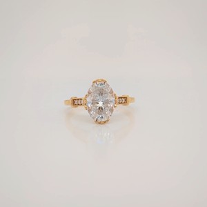 แหวนหมั้นสไตล์วินเทจประดับโมอิสซาไนต์ทรงรี 2.25 กะรัต ทองคำแท้ 14K สีเหลือง รับรองโดย IGI ตัวเรือนแบบหนามเตย ดีไซน์หรูหรา - Product Image 5