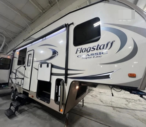 Autocaravana FO-R-E-S-T RV R-I-V-E-R F-L-A-G S-T-A-F-F SUPER LITE 8529RLWS 2017, USADA EN BUEN ESTADO, DISPONIBLE PARA LA VENTA - Product Image 1