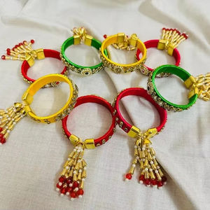 Achetez des cadeaux uniques et économiques pour la cérémonie du haldi, des bracelets en fil pour les invités, des cadeaux de mariage indiens, des cadeaux de haldi mehndi - Product Image 1