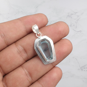 Niharika Gems - Colgante clásico hecho a mano de latón chapado en plata con topacio azul cielo talla ataúd y engaste de bisel, unisex, de tercer fabricante - Product Image 5