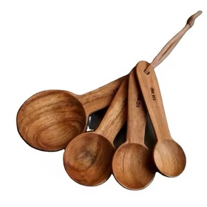 Juego de Tazas y Cucharas Medidoras de Madera Clásicas con Mangos Grabados, Perfectas para Hornear y Cocinar, Utensilios de Cocina y Bar - Product Image 1