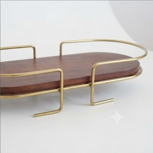 Plateau de service ovale en bois d'acacia avec cadre en laiton, design minimaliste pour les collations de fête, motif solide et durable - Product Image 2