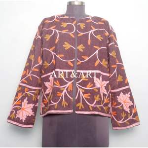 Chaqueta Corta Color Rosa Granate Hermosa Hecha a Mano, Chaqueta de Mujer con Bordado Floral y Detalles de Botones, Cálida para Otoño e Invierno, Ideal para Fiestas en la Playa - Product Image 5