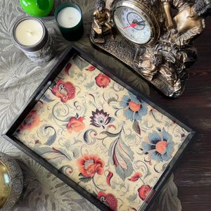 Plateau de service moderne en bois uni et fabriqué à la main pour la salle à manger, la cuisine et la décoration intérieure. - Product Image 1