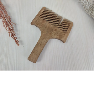 Peine rústico de madera hecho a mano perfecto para el uso diario que apoya la salud del cabello y proporciona beneficios antiestáticos naturales - Product Image 5