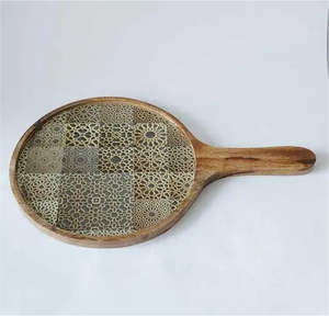 Bandeja de pizza de madera de mango con estampado de patrón negro hecho a mano bandeja decorativa para servir con acabado brillante - Product Image 1