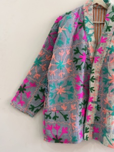 Veste kimono courte vintage faite à la main en tissu Suzani Kantha, style bohème pour femmes - Product Image 3
