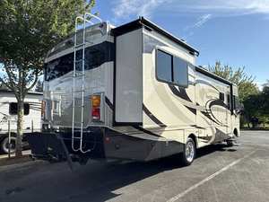 Limpie 2014 Fleetwood Bounder 33C RV de segunda mano - Product Image 5