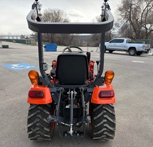 Compre un tractor compacto Kubota BX1880 4WD con cargador, diseñado para propietarios de viviendas, paisajistas y pequeños agricultores, disponible para la venta. - Product Image 4