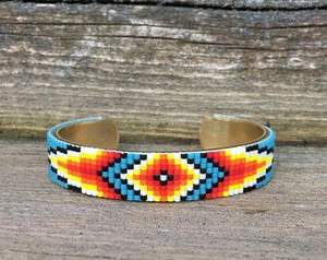 Bracelets de mode en perles, fabriqués à la main, élégants et personnalisés, Style tendance, Essentiels pour le jour du jeu en vente - Product Image 4