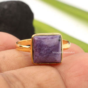 Charoite violette naturelle 10x10mm bagues carrées en argent sterling 925 plaqué or 18 carats cadeau d'anniversaire pour femme - Product Image 1